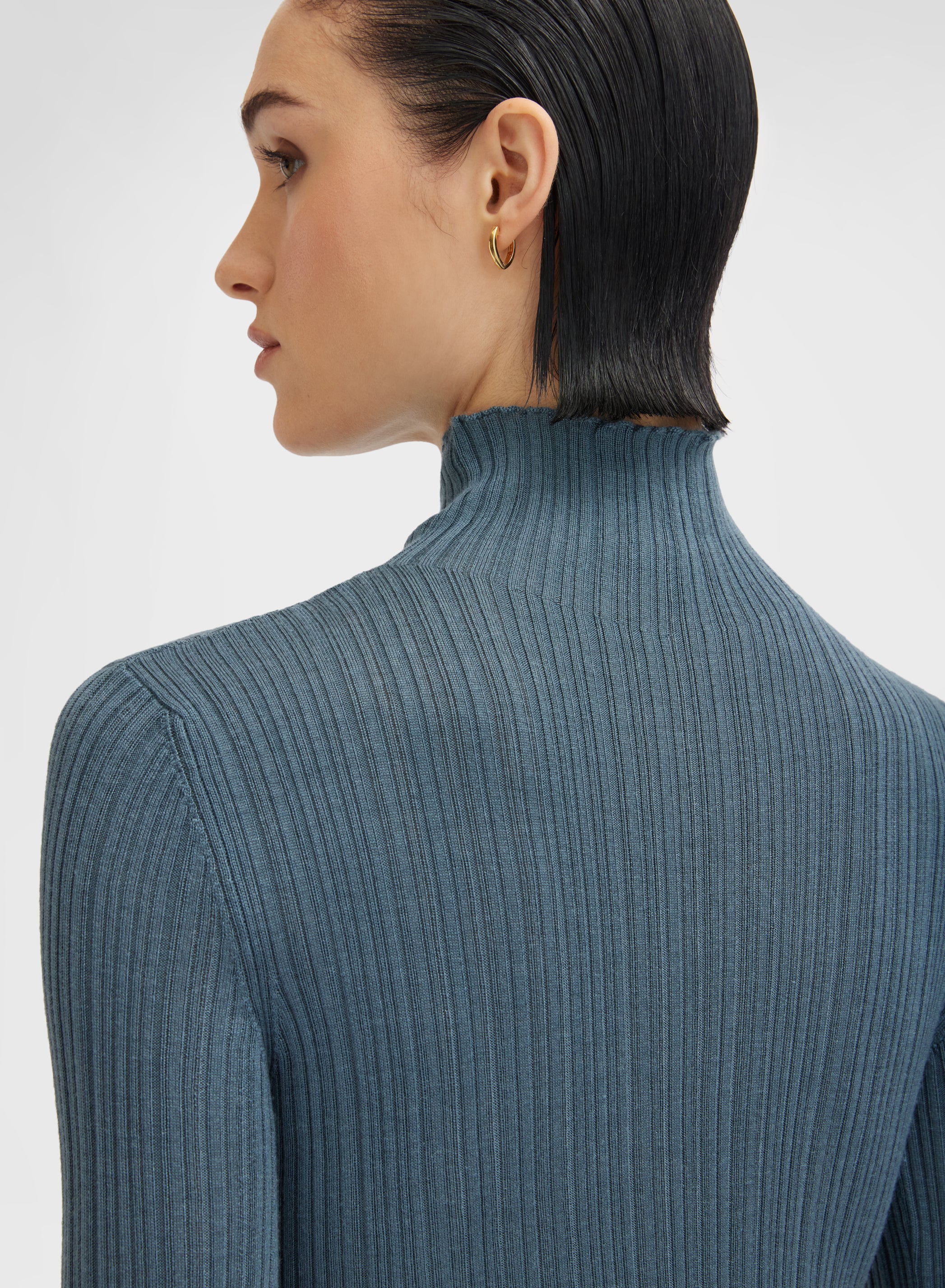 CASHMERE SILK MICRO PLISSÉ MOCK NECK PETROL