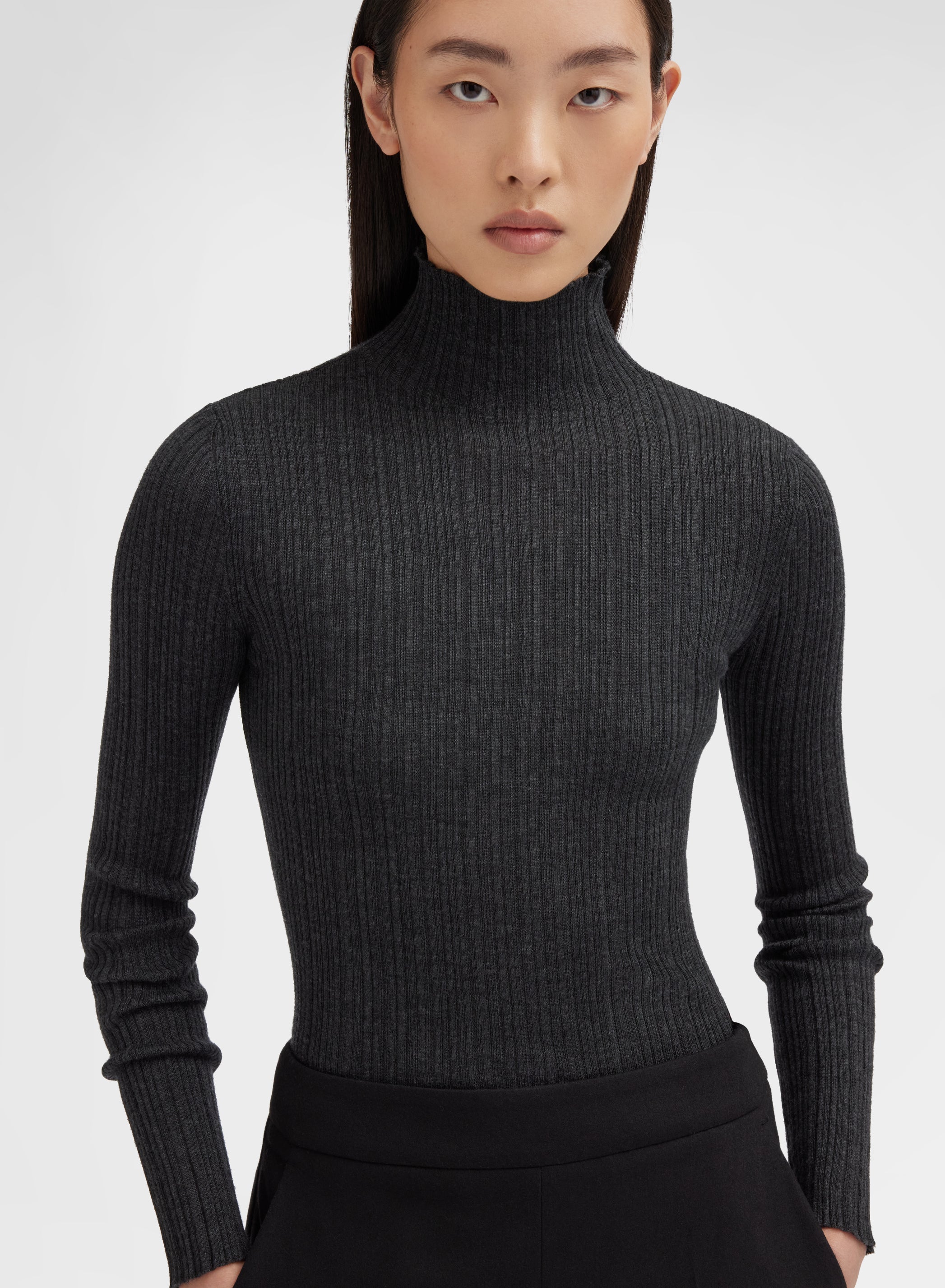 CASHMERE SILK MICRO PLISSÉ MOCK NECK CHARCOAL