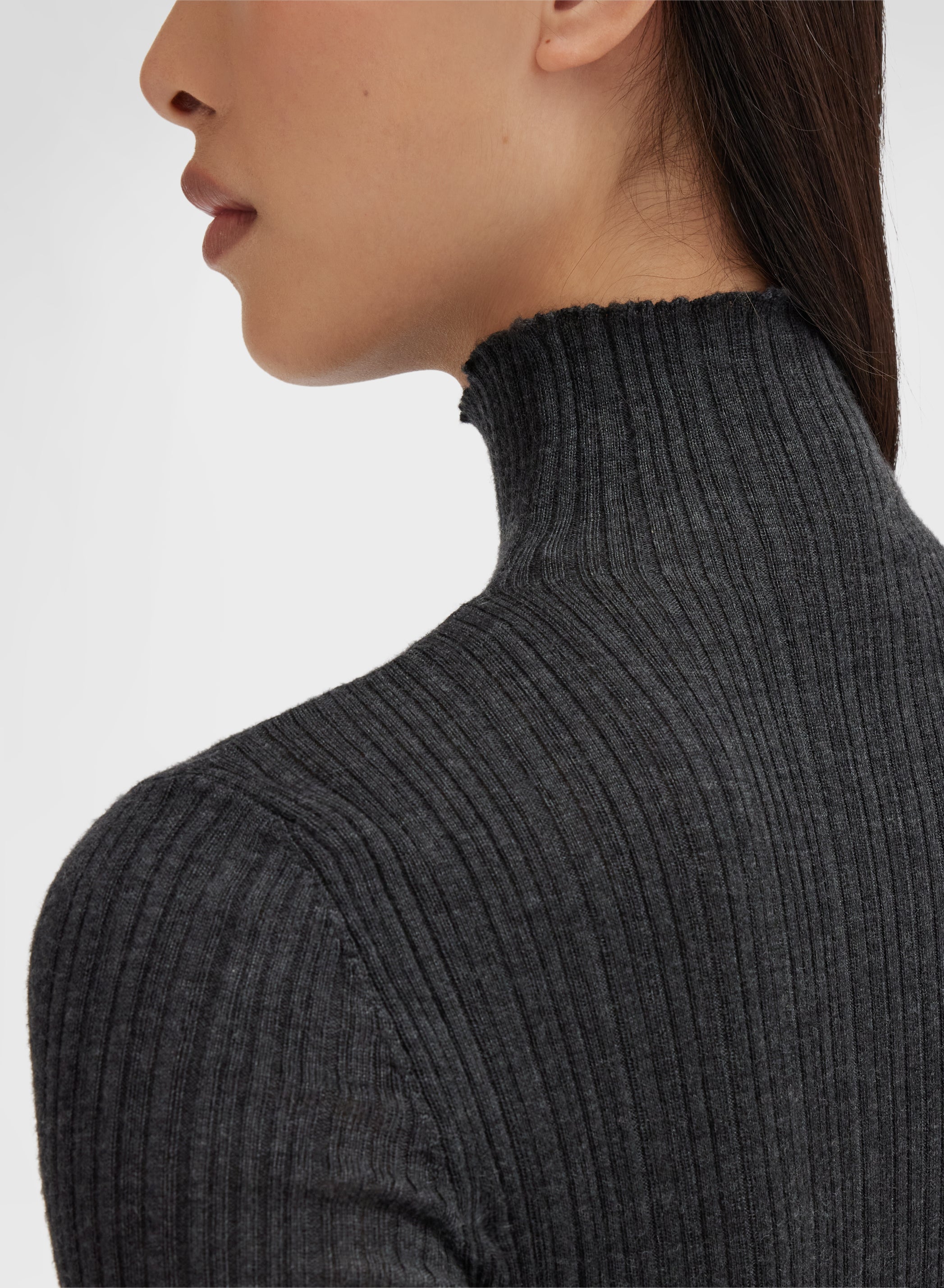 CASHMERE SILK MICRO PLISSÉ MOCK NECK CHARCOAL