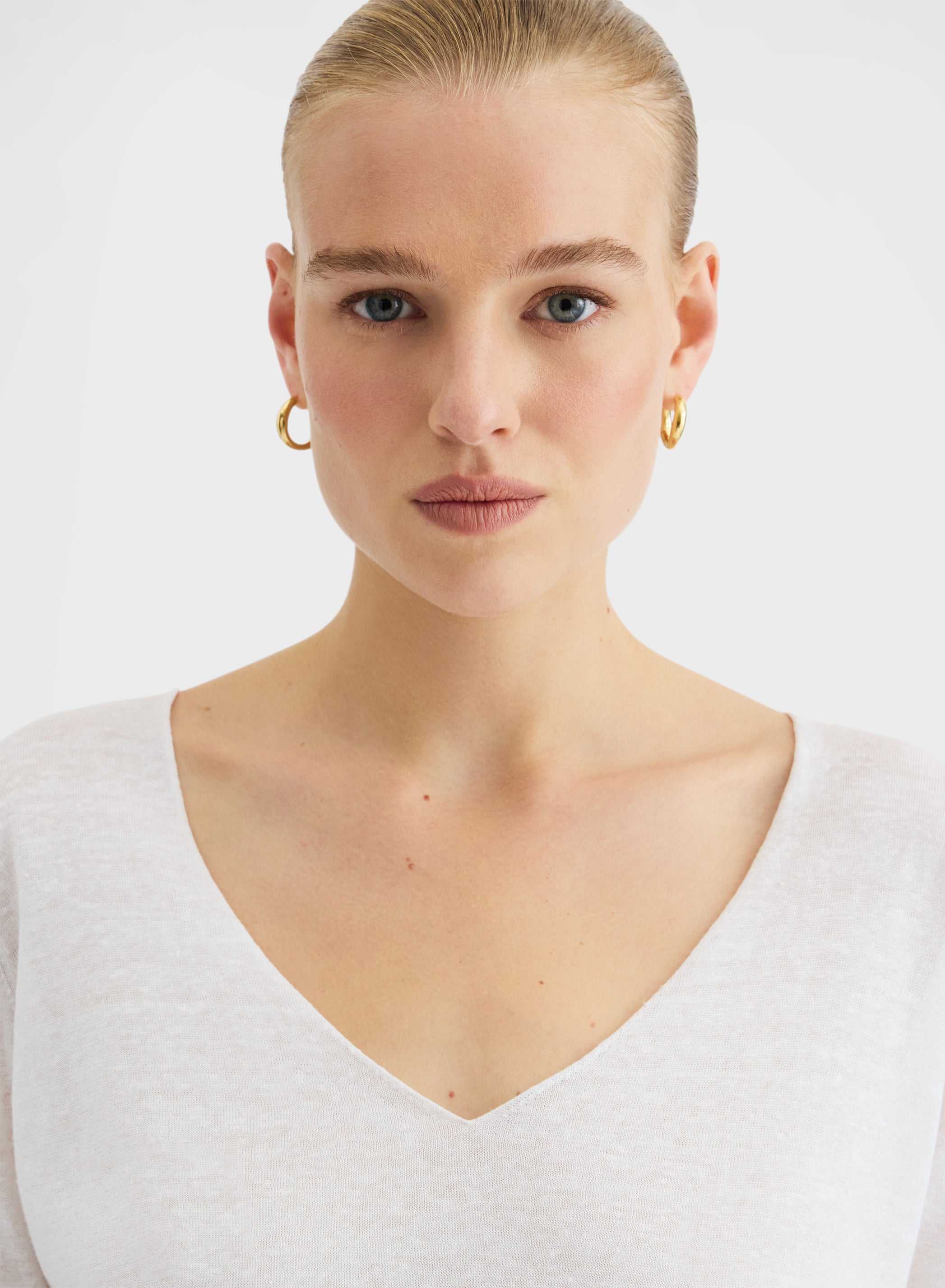 SHORT SLEEVE V-NECK WHITE