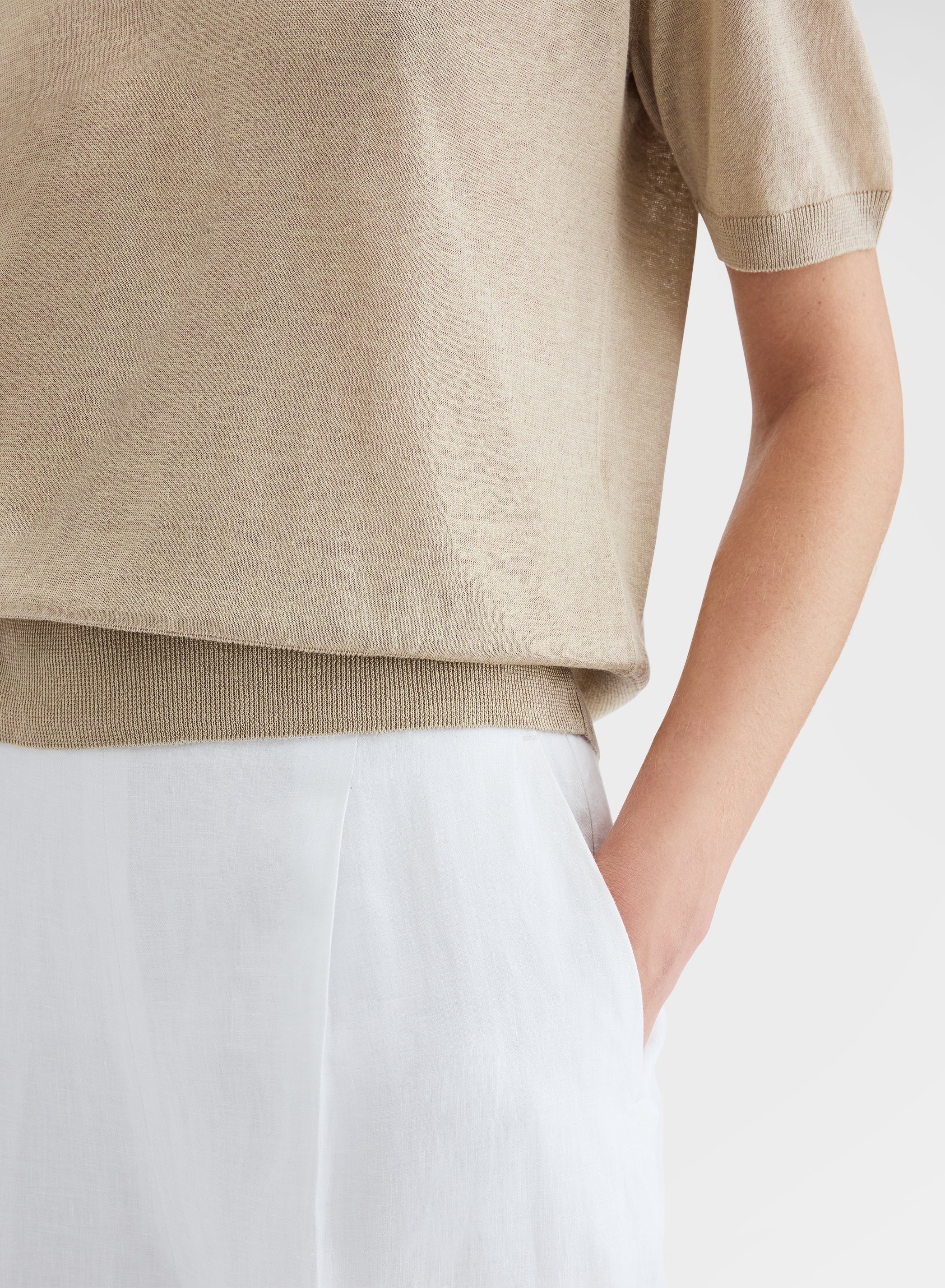 SHORT SLEEVE V-NECK KHAKI