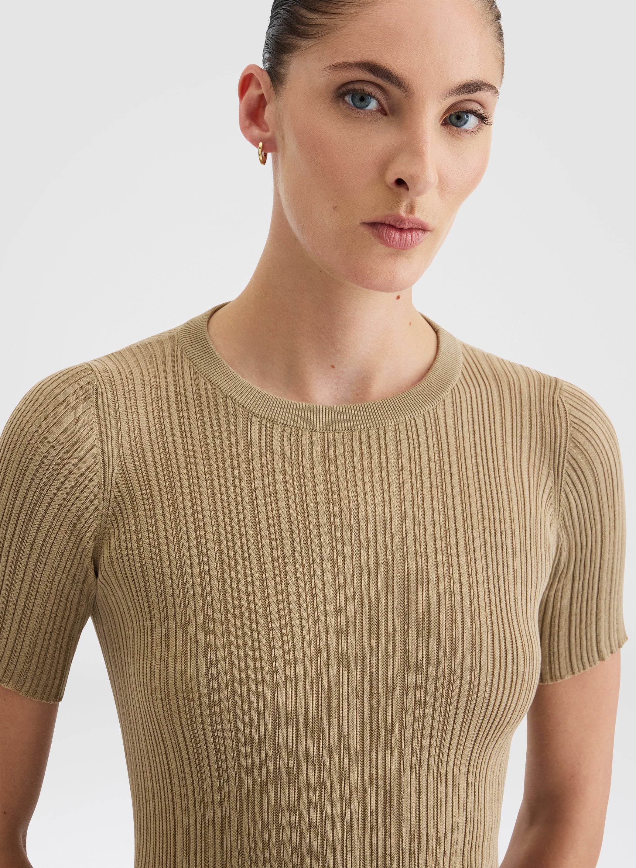 SHORT SLEEVE CREWNECK MICRO PLISSE KHAKI