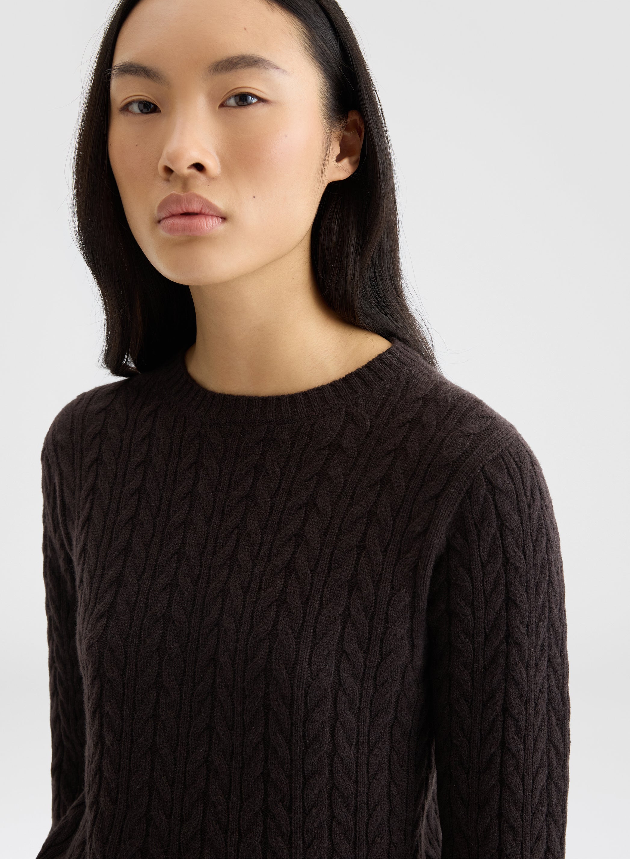 CASHMERE ICONIC CABLE LIPSTICK CREWNECK EBONY