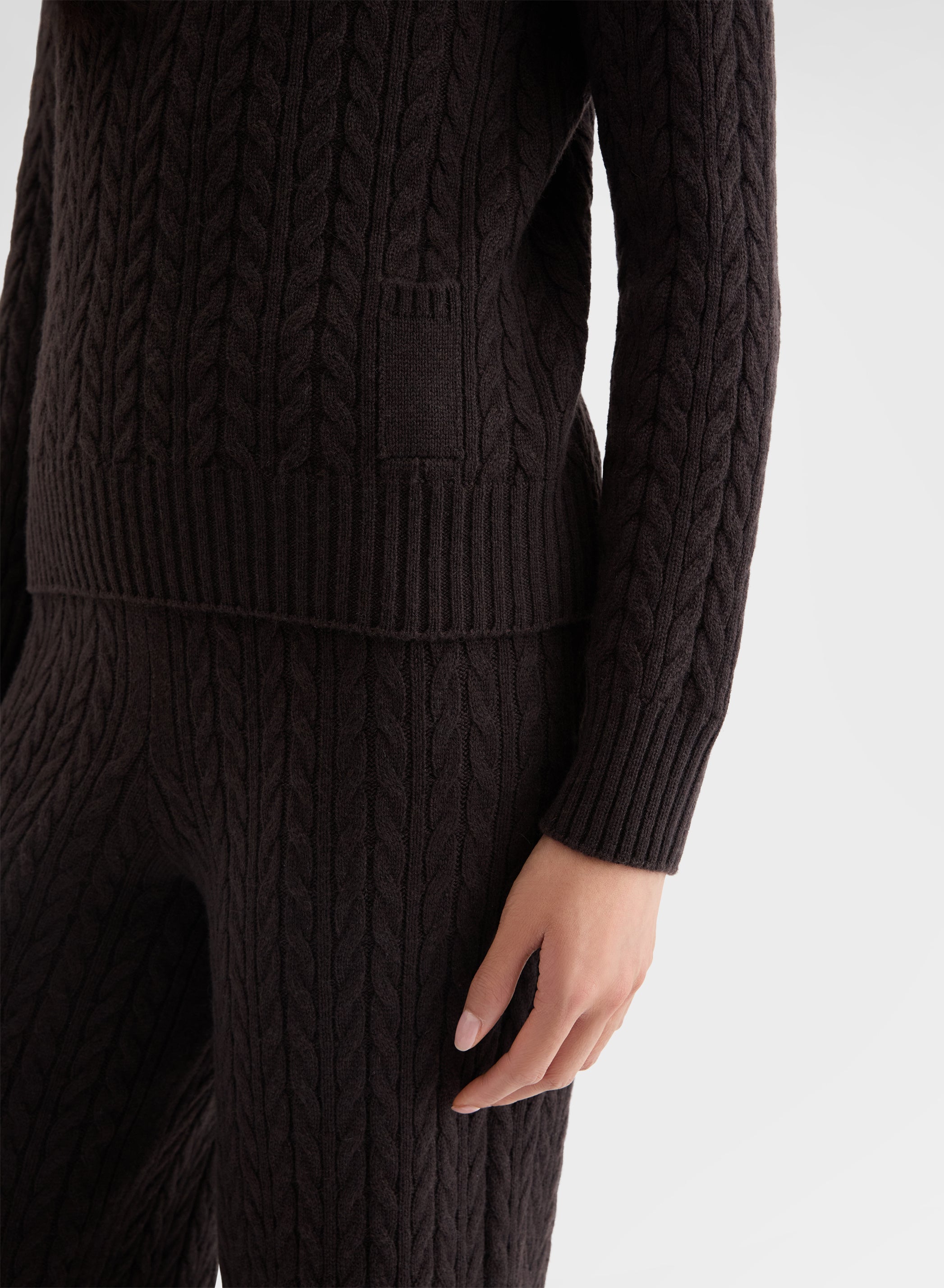CASHMERE ICONIC CABLE LIPSTICK CREWNECK EBONY