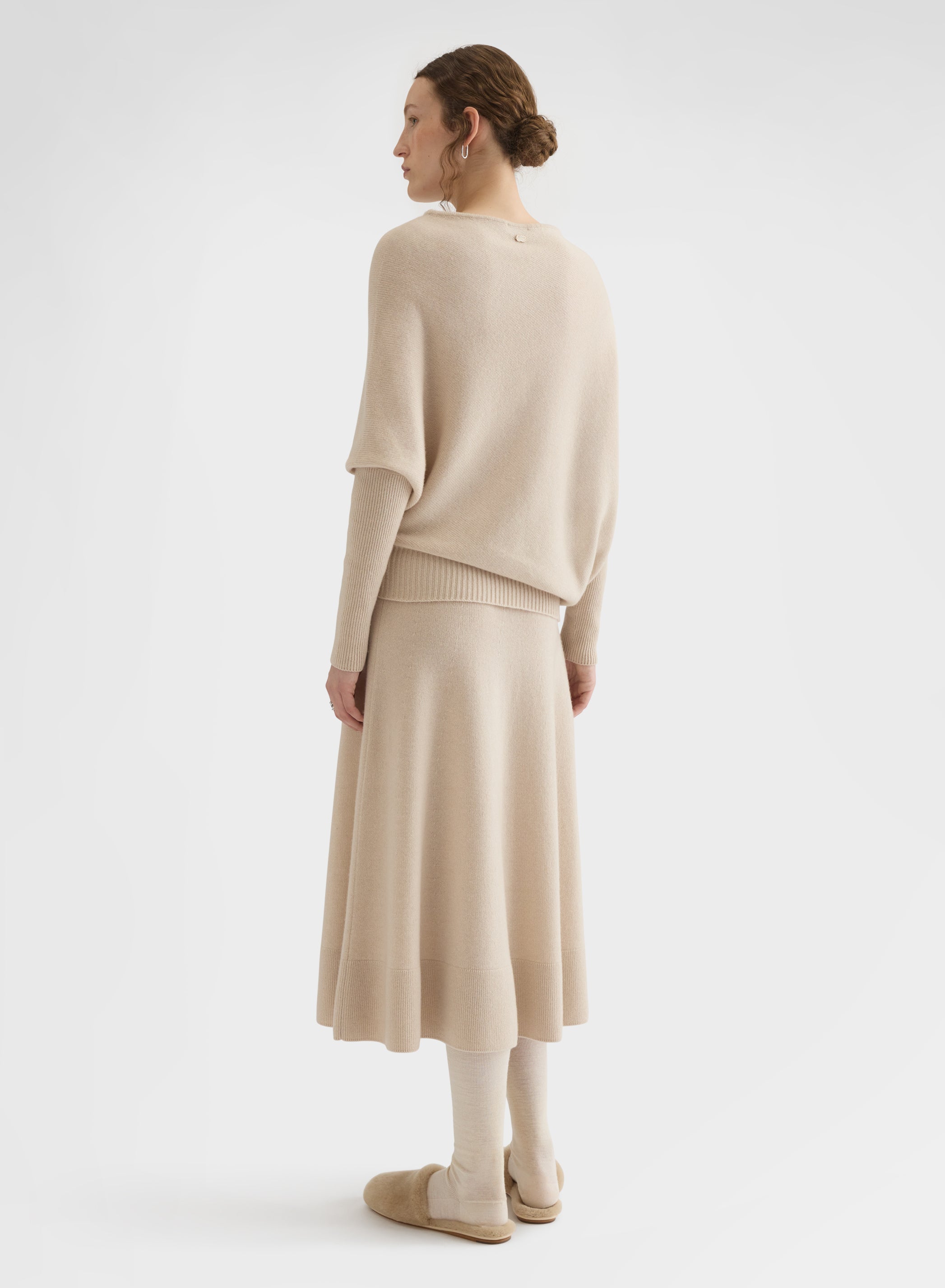 CASHMERE PLAIN KNIT ASYMMETRIC BOAT NECK TOP GREIGE