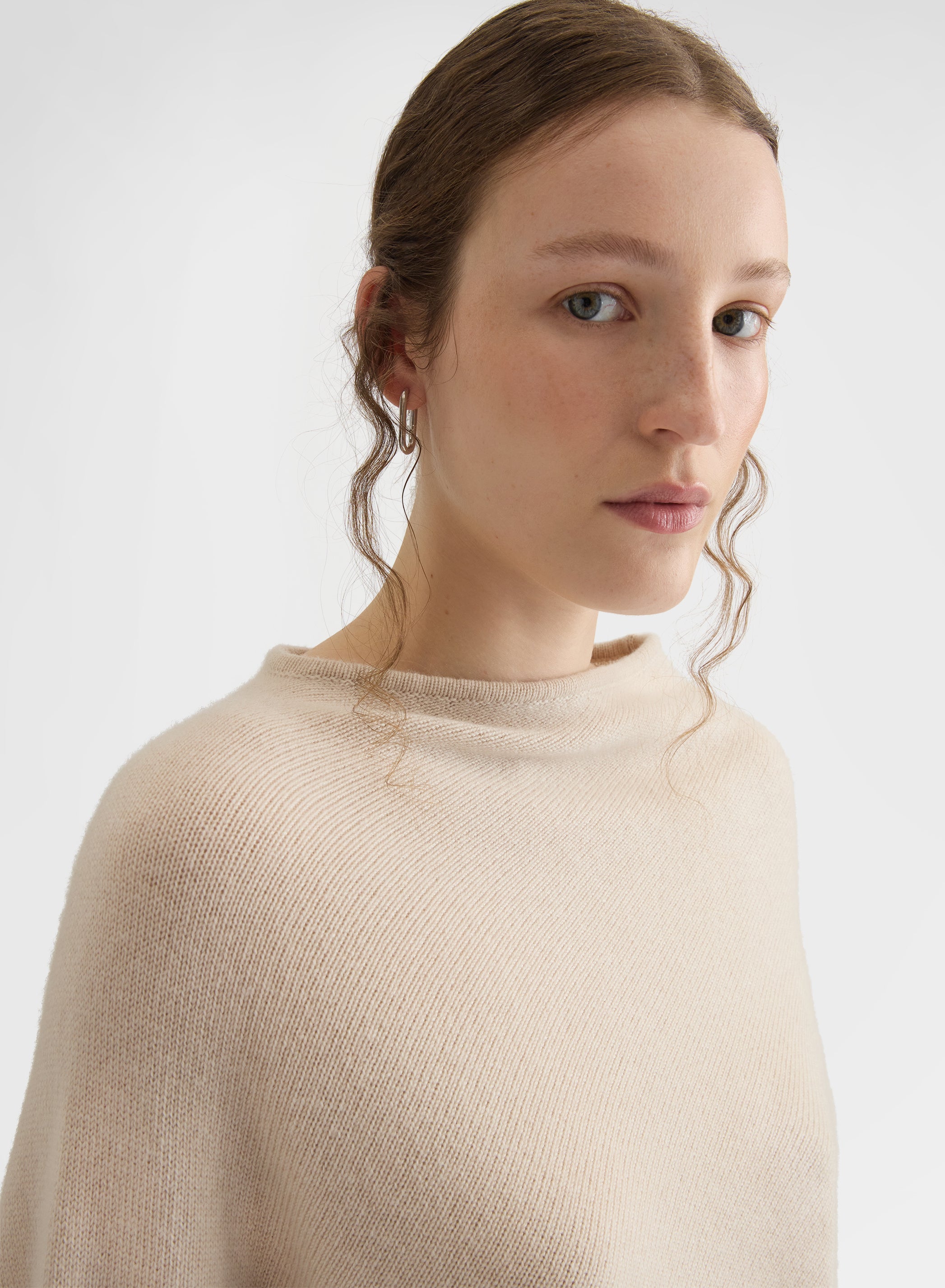 CASHMERE PLAIN KNIT ASYMMETRIC BOAT NECK TOP GREIGE