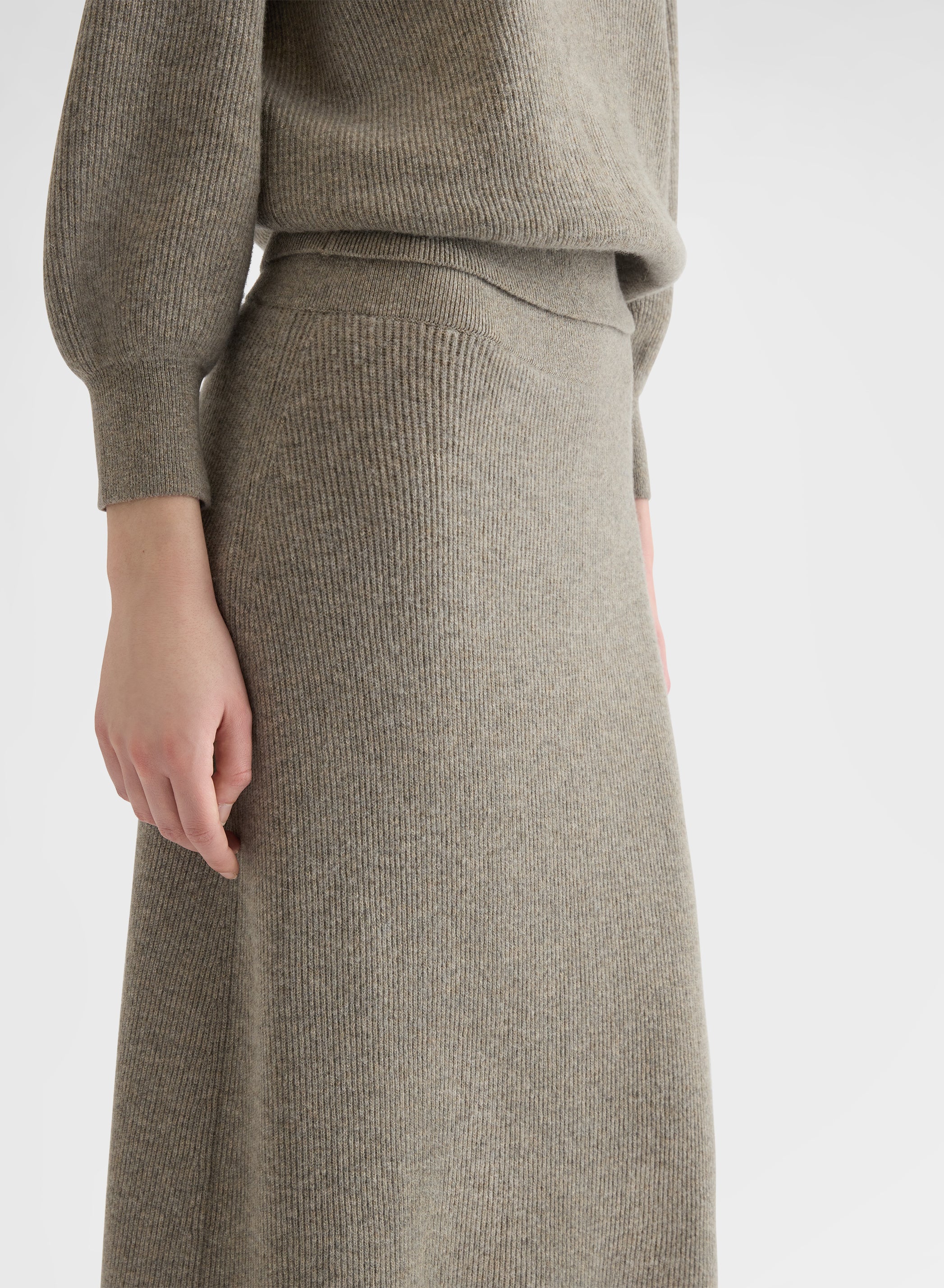 CASHMERE ENGLISH RIB HIGH WAISTED MIDI SKIRT SAND