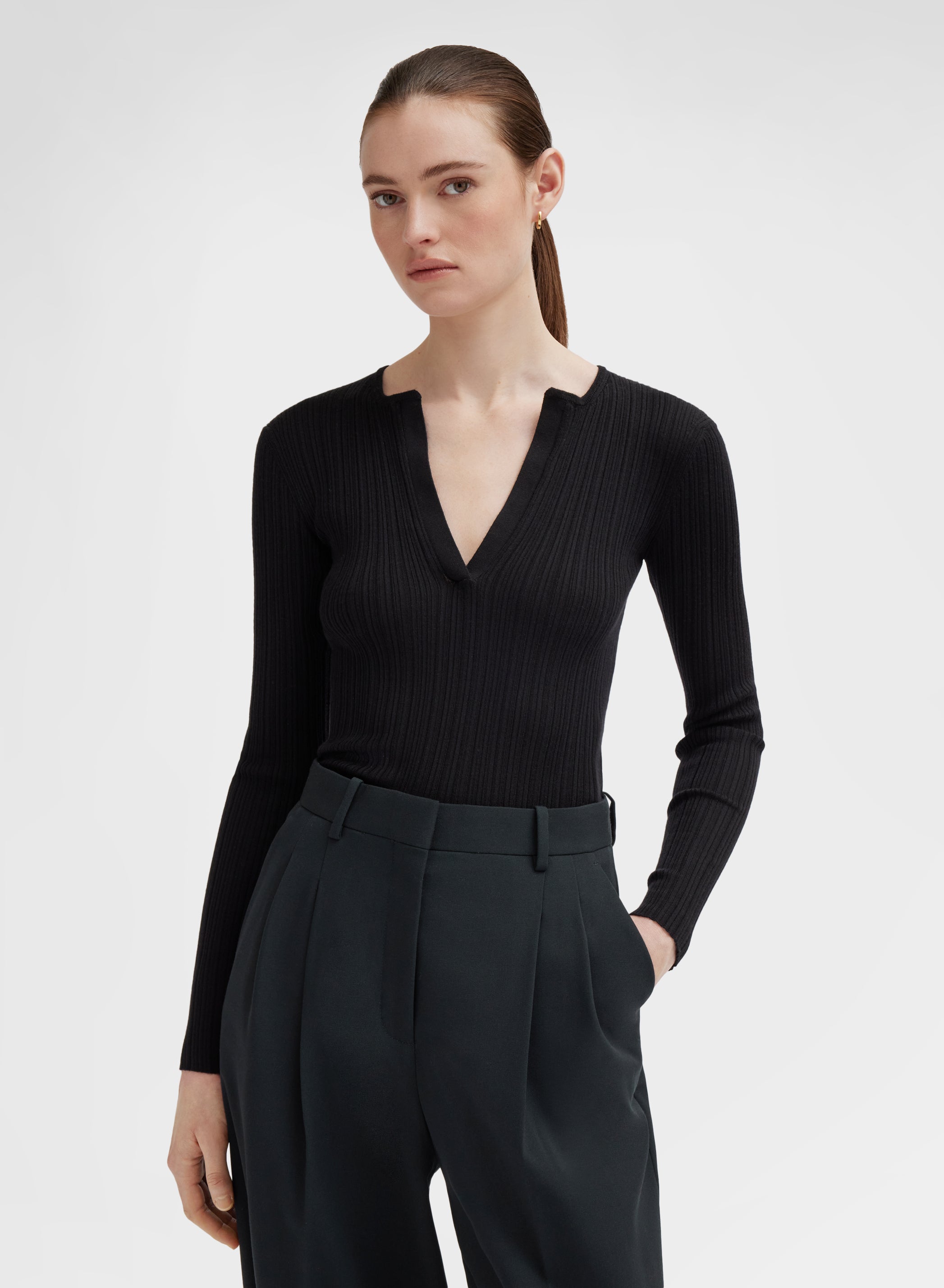 CASHMERE SILK MICRO PLISSÉ V NECK BLACK