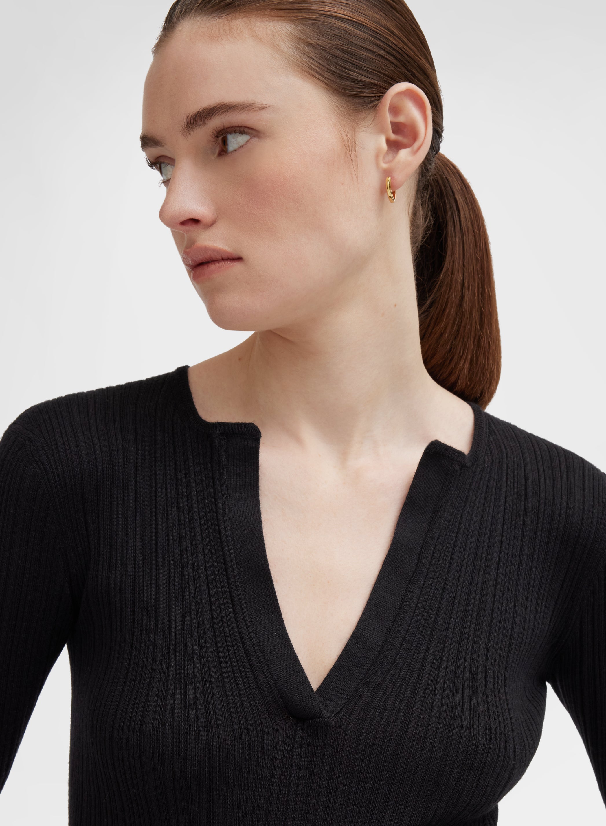 CASHMERE SILK MICRO PLISSÉ V NECK BLACK