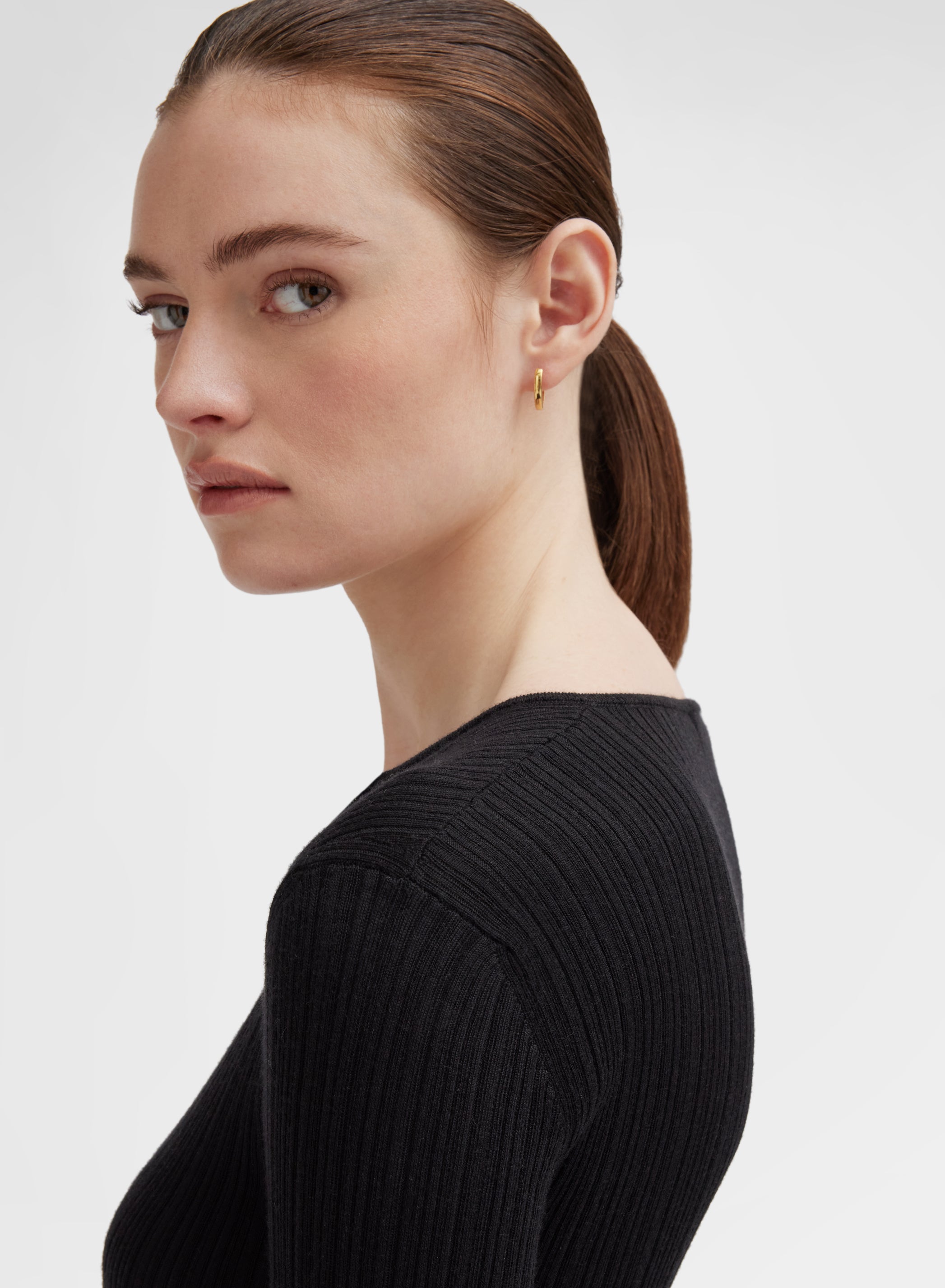 CASHMERE SILK MICRO PLISSÉ V NECK BLACK
