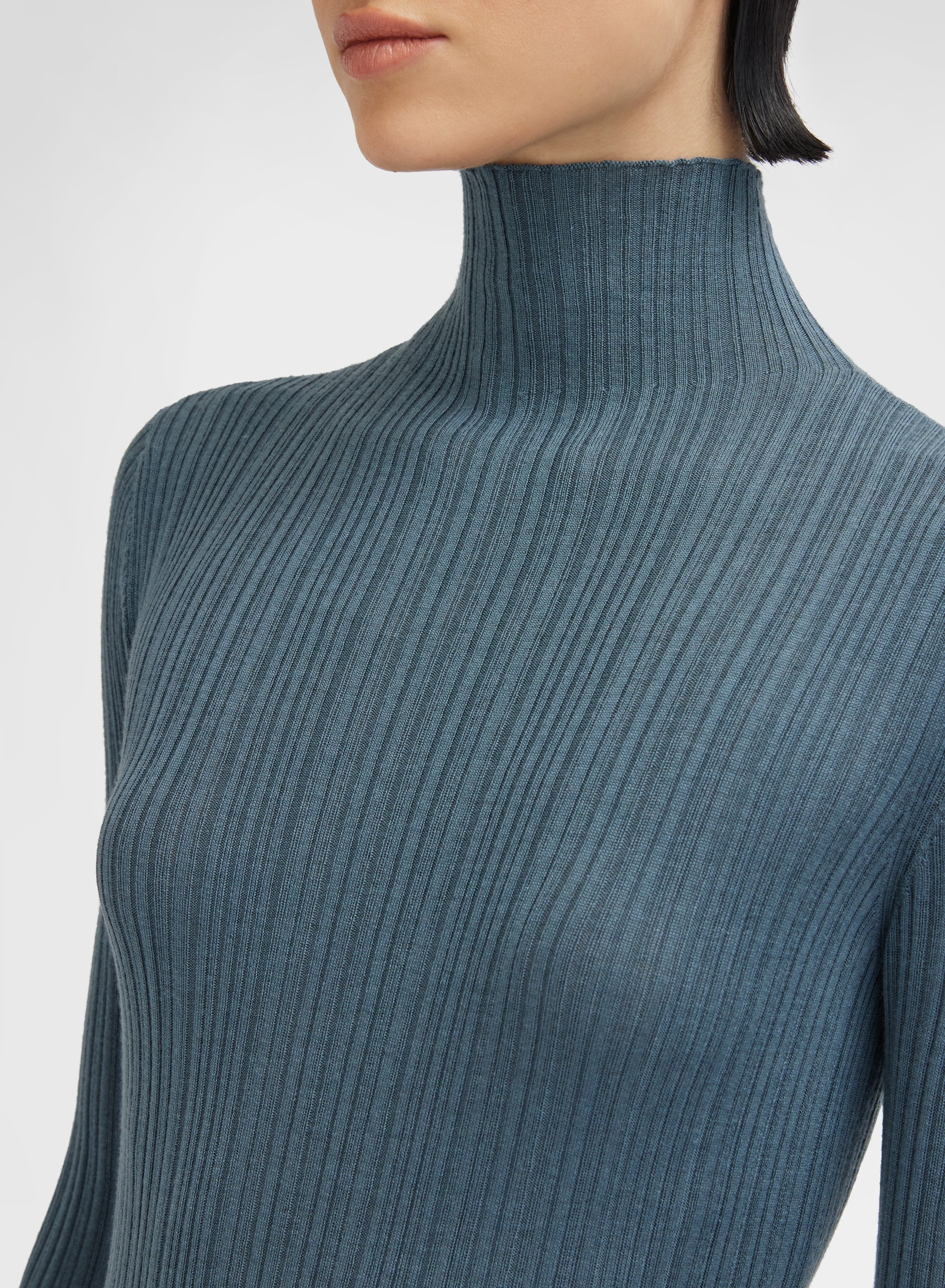 CASHMERE SILK MICRO PLISSÉ MOCK NECK PETROL