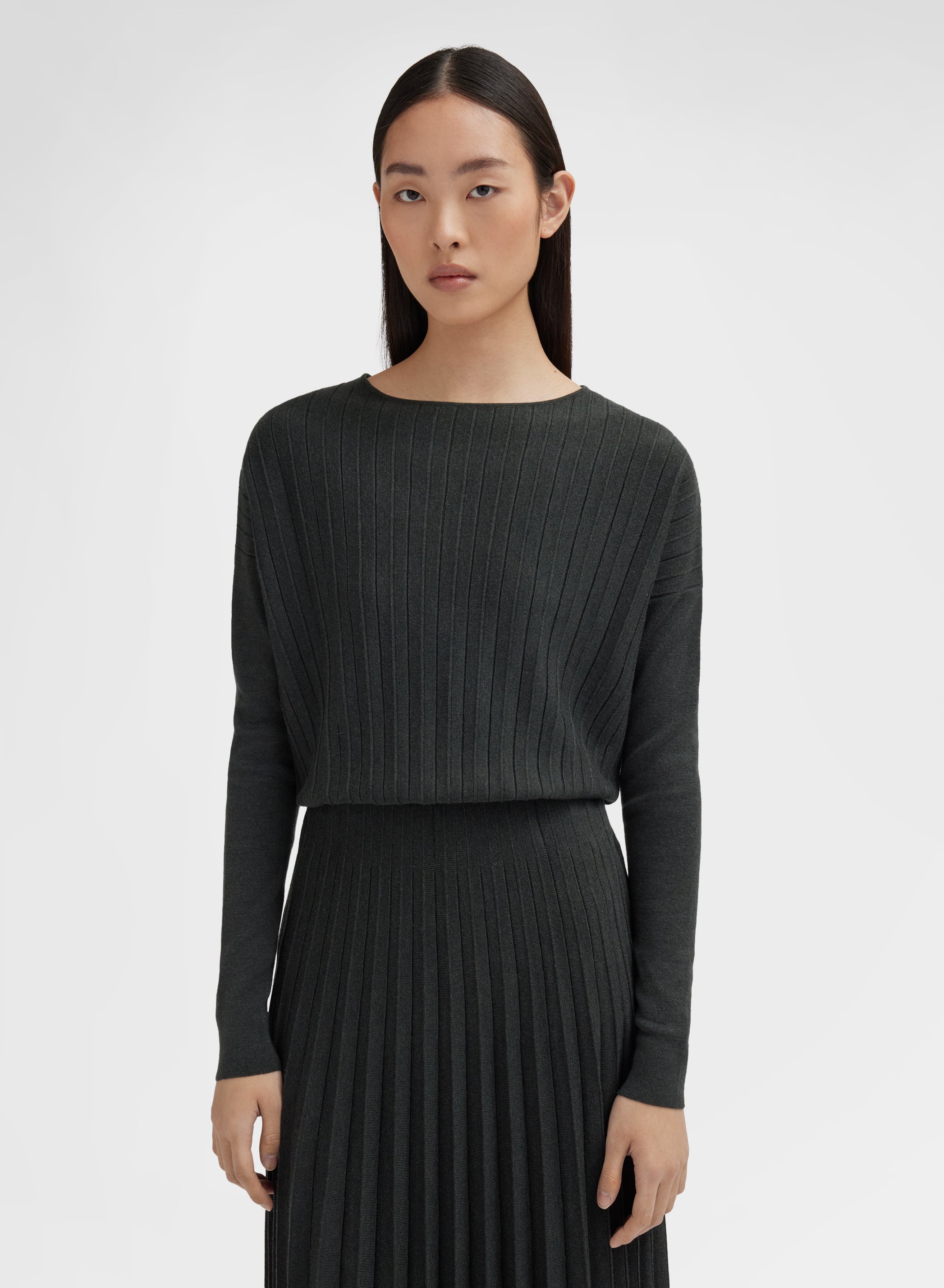 LONG SLEEVE BOAT NECK CRYSTAL PLISSE BOTTLE GREEN