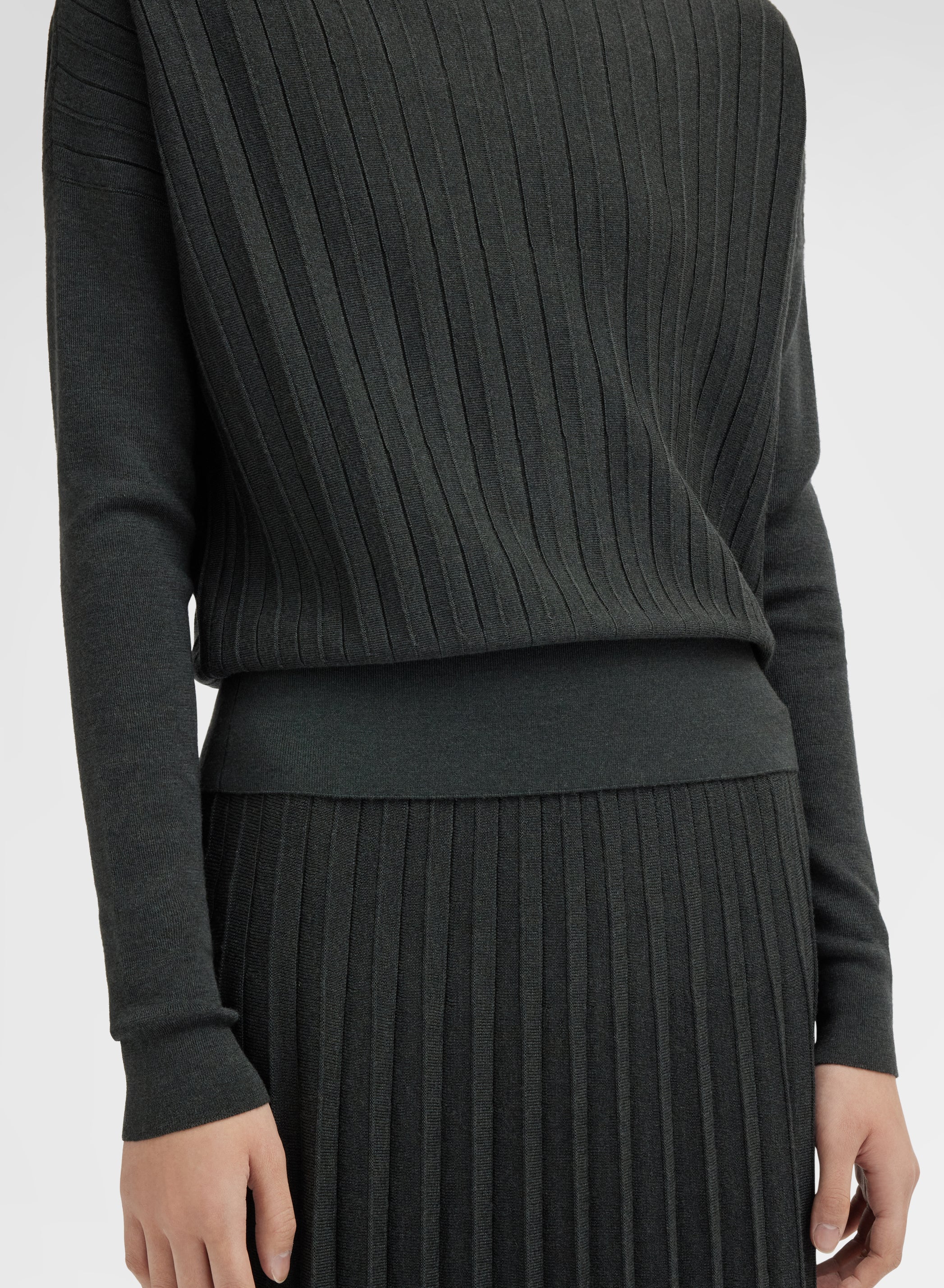 LONG SLEEVE BOAT NECK CRYSTAL PLISSE BOTTLE GREEN