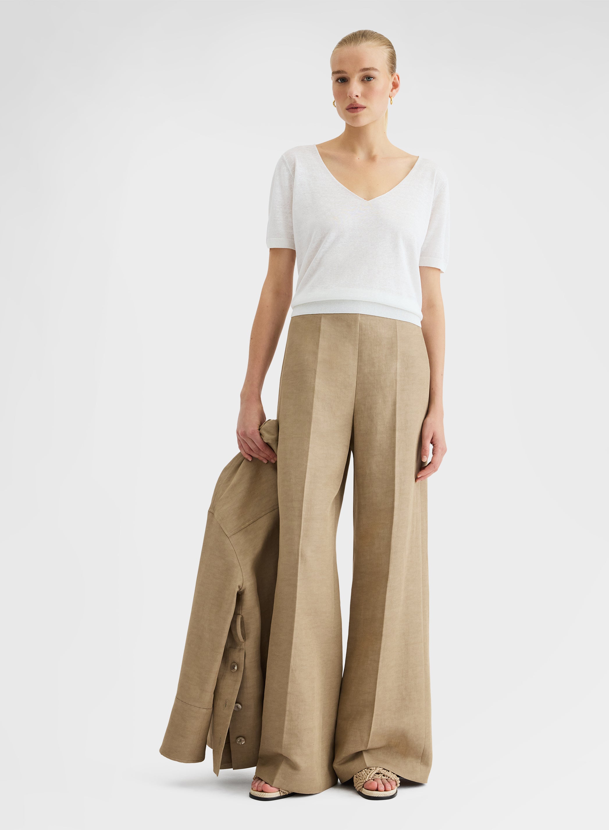 SHORT SLEEVE V-NECK WHITE