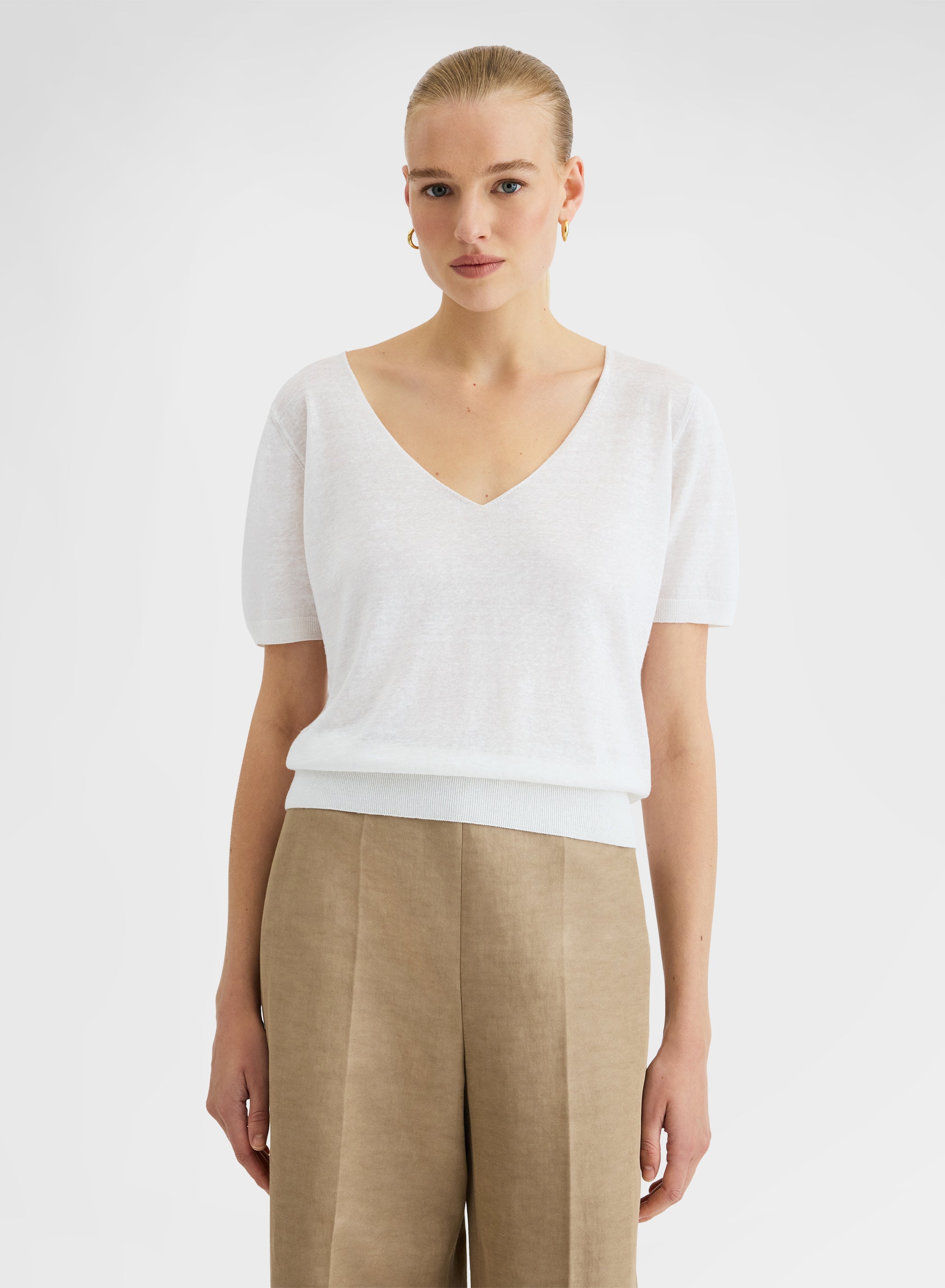 SHORT SLEEVE V-NECK WHITE