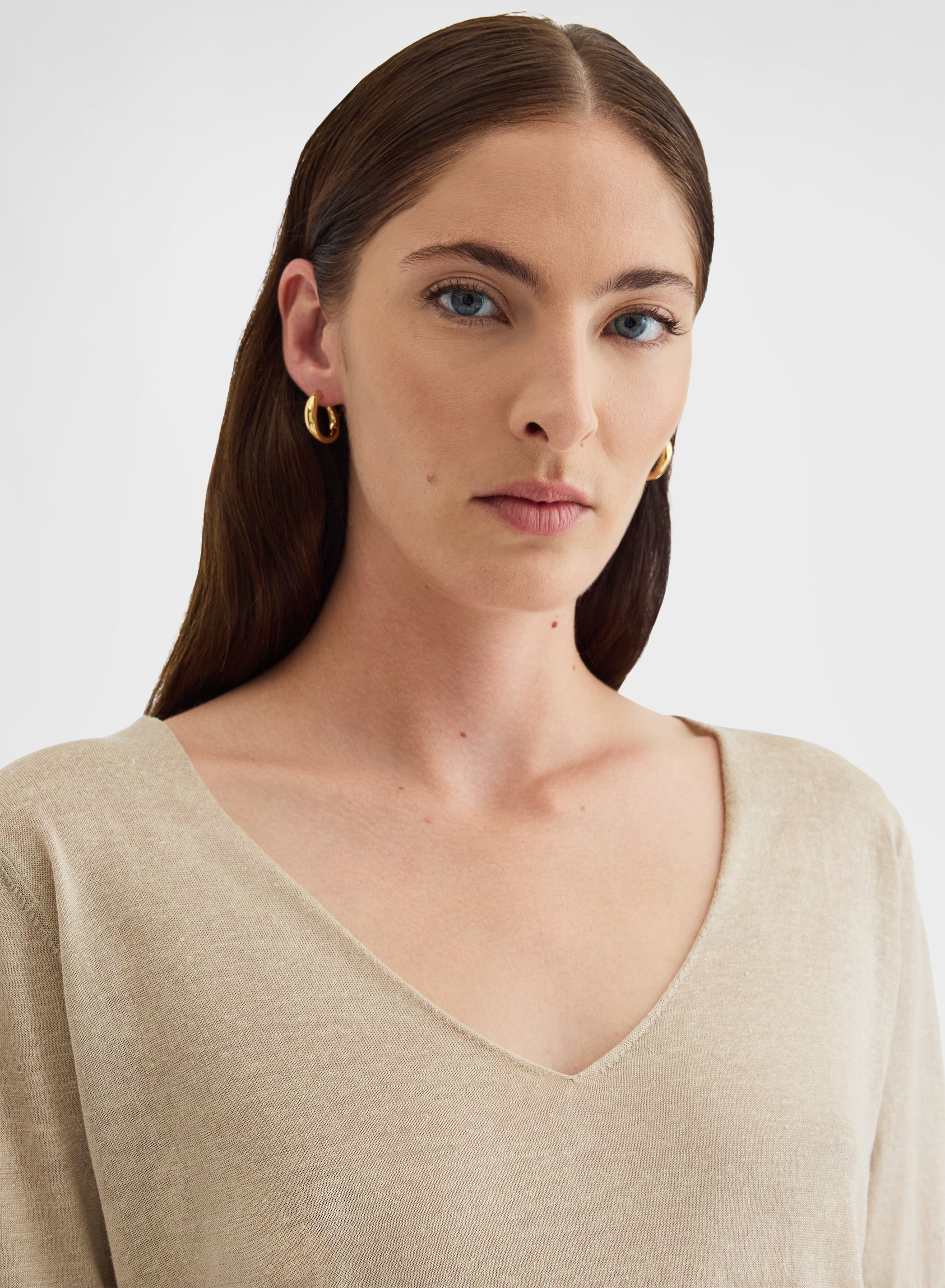 SHORT SLEEVE V-NECK KHAKI