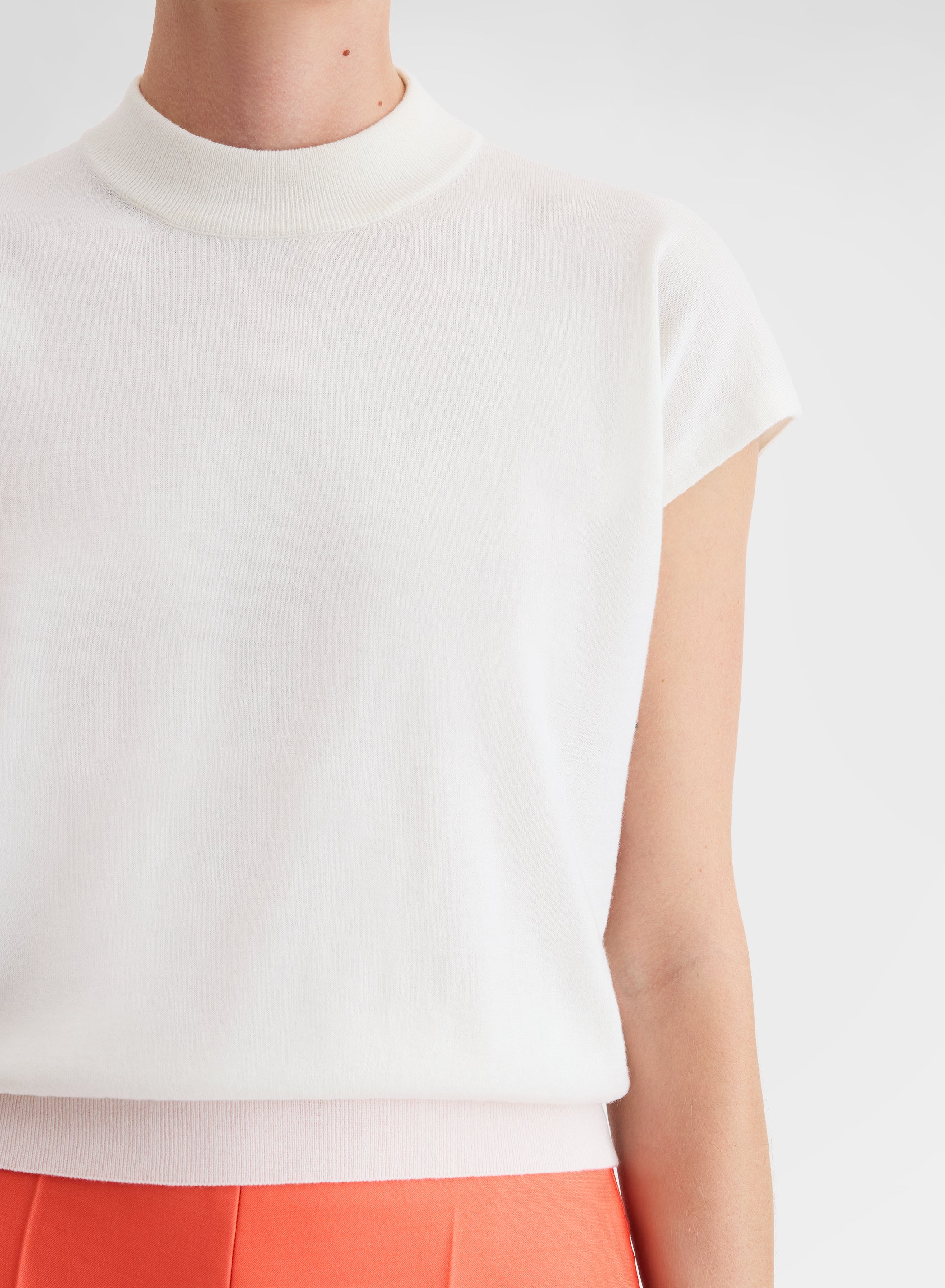 SLEEVELESS CREWNECK CASHLIGHT WHITE