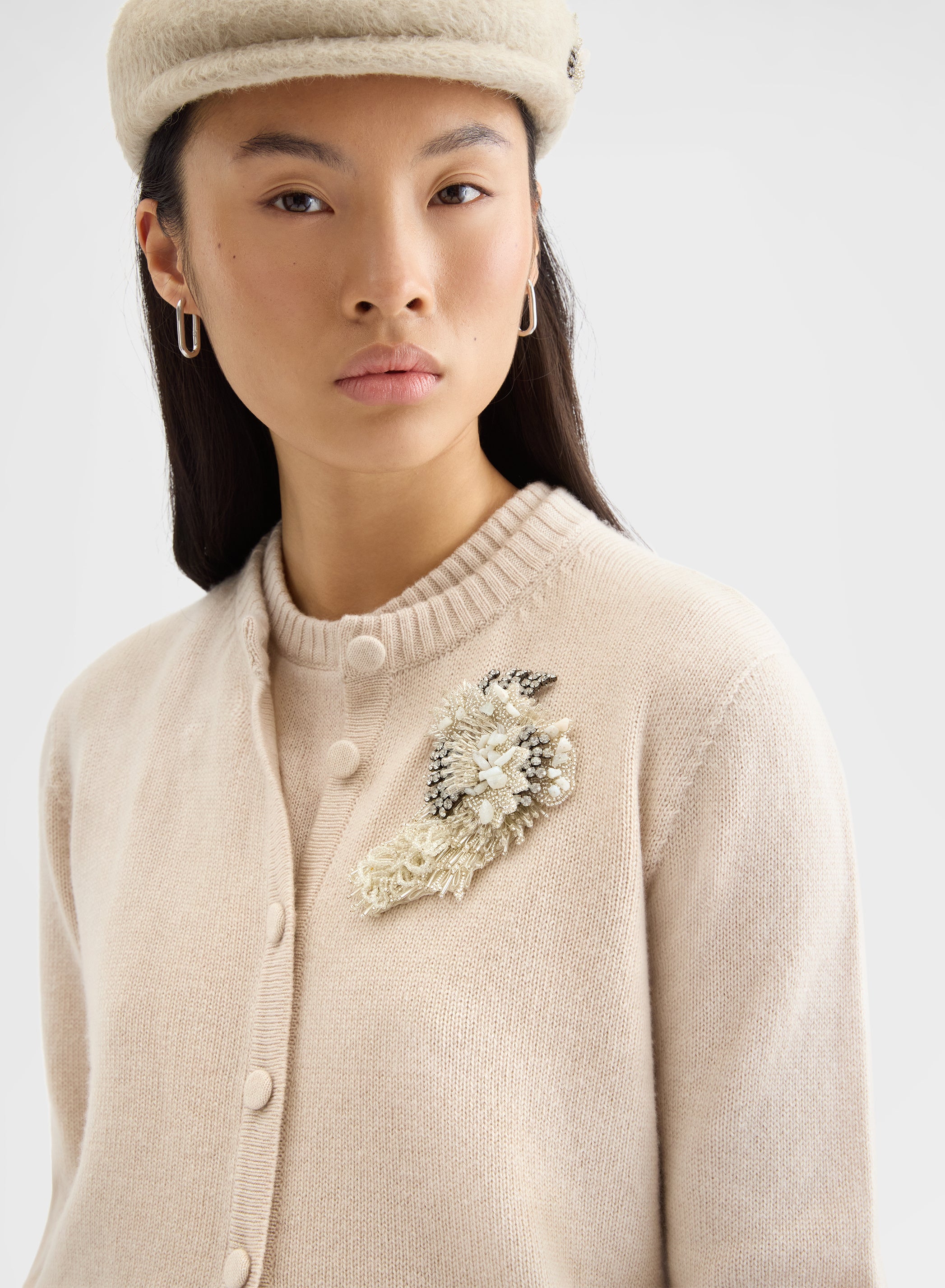 SMALL EMBROIDERED JEWEL BROOCH GREIGE
