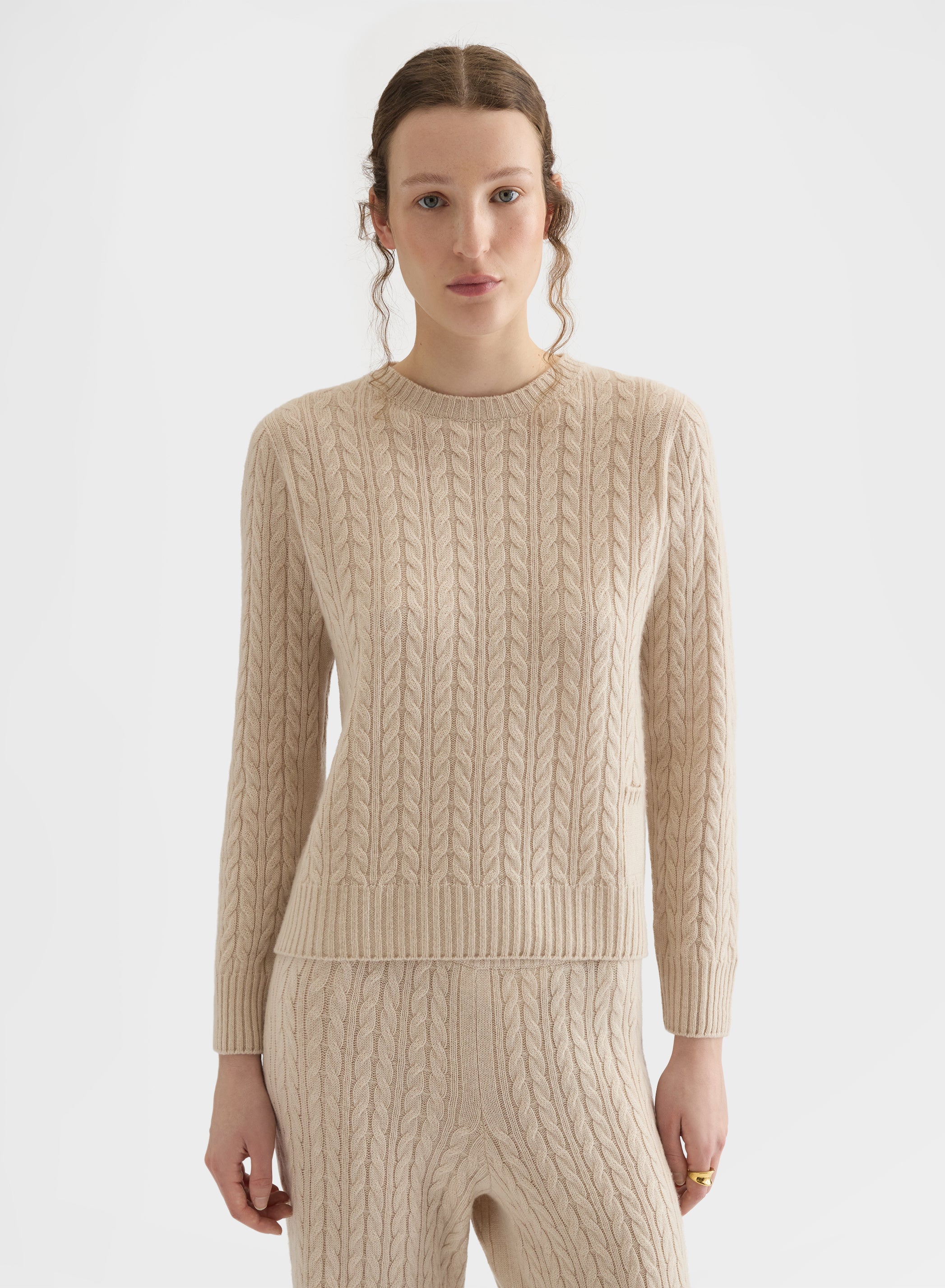 CASHMERE ICONIC CABLE LIPSTICK CREWNECK GREIGE