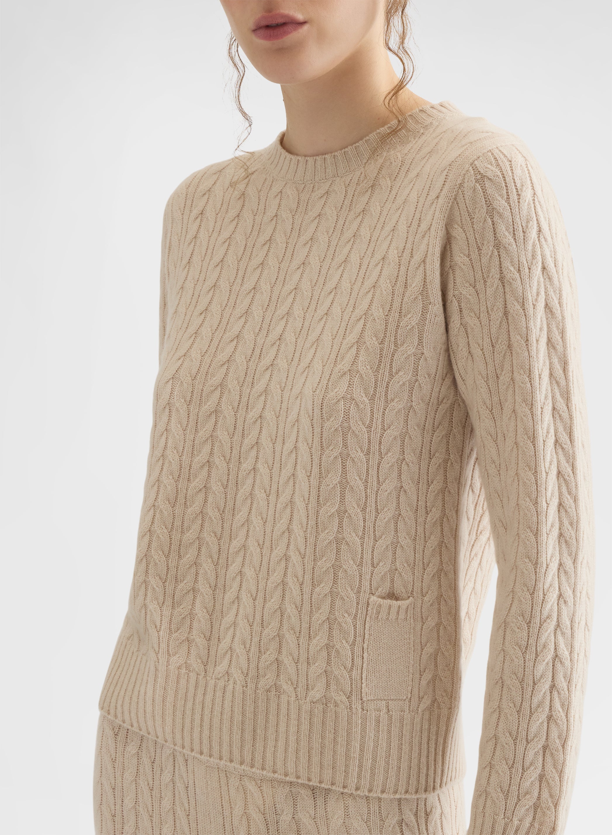 CASHMERE ICONIC CABLE LIPSTICK CREWNECK GREIGE