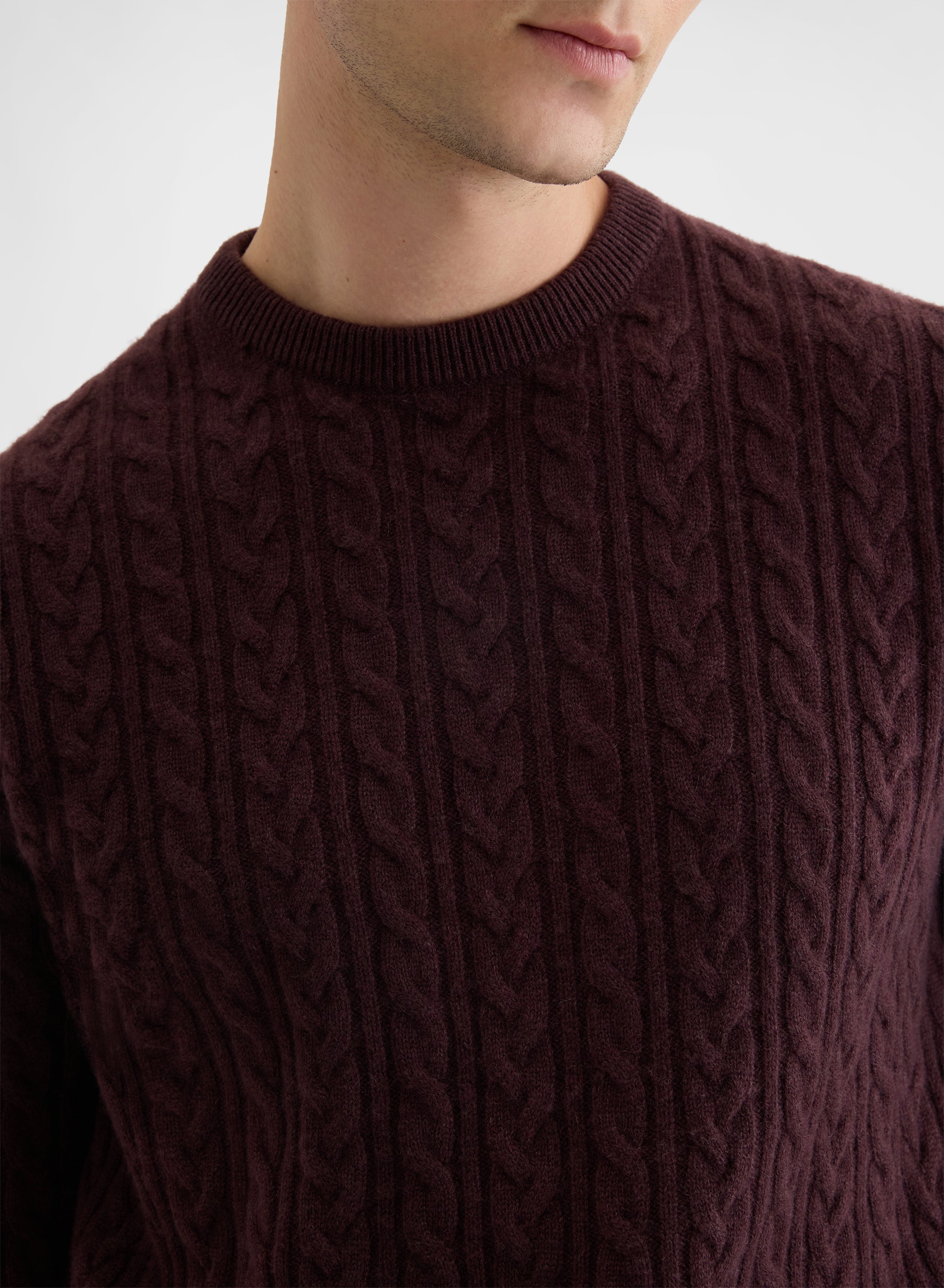 CASHMERE ICONIC CABLE CREWNECK BURGUNDY