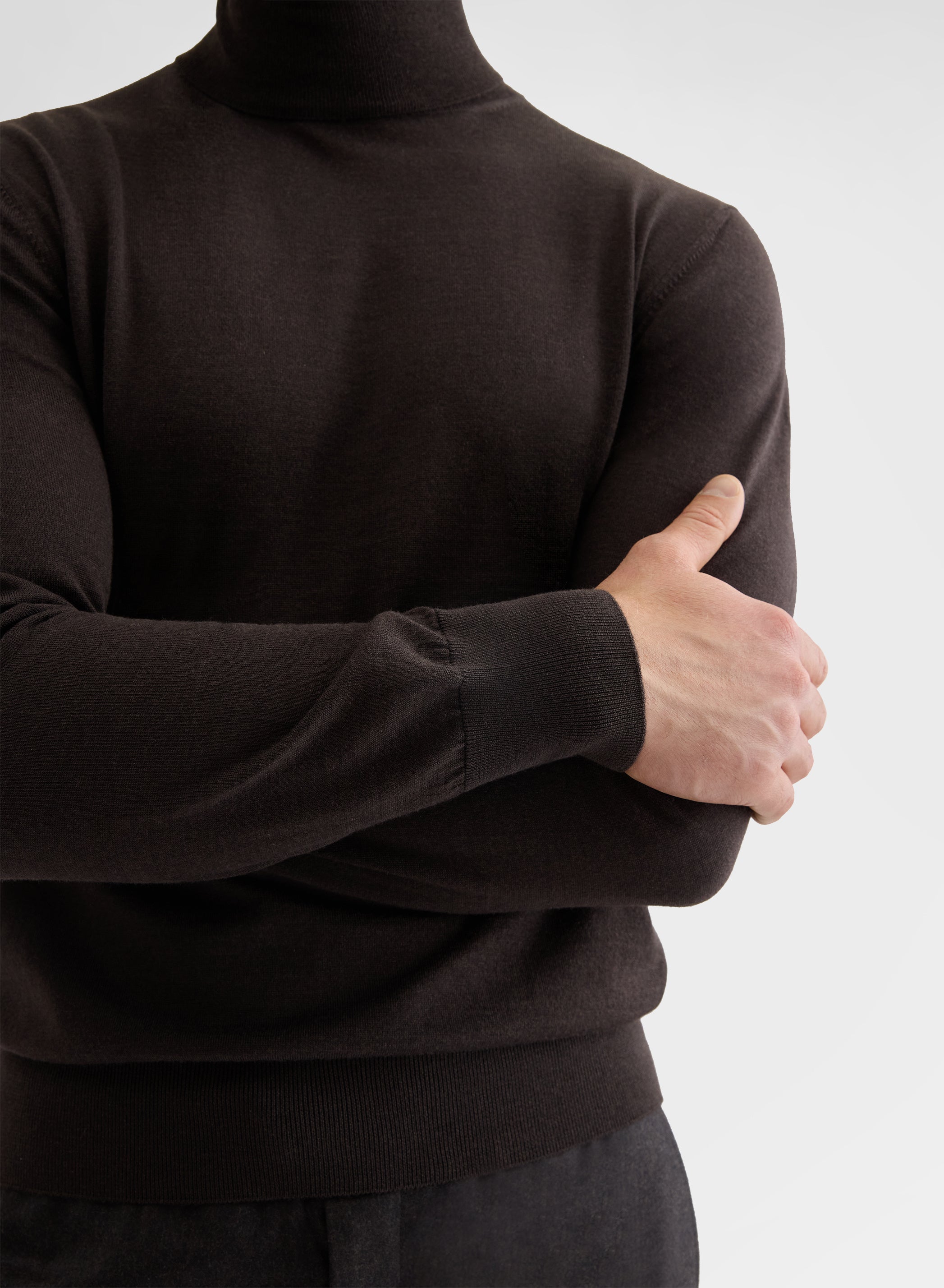 FINE WOOL SILK CASHMERE TURTLENECK EBONY
