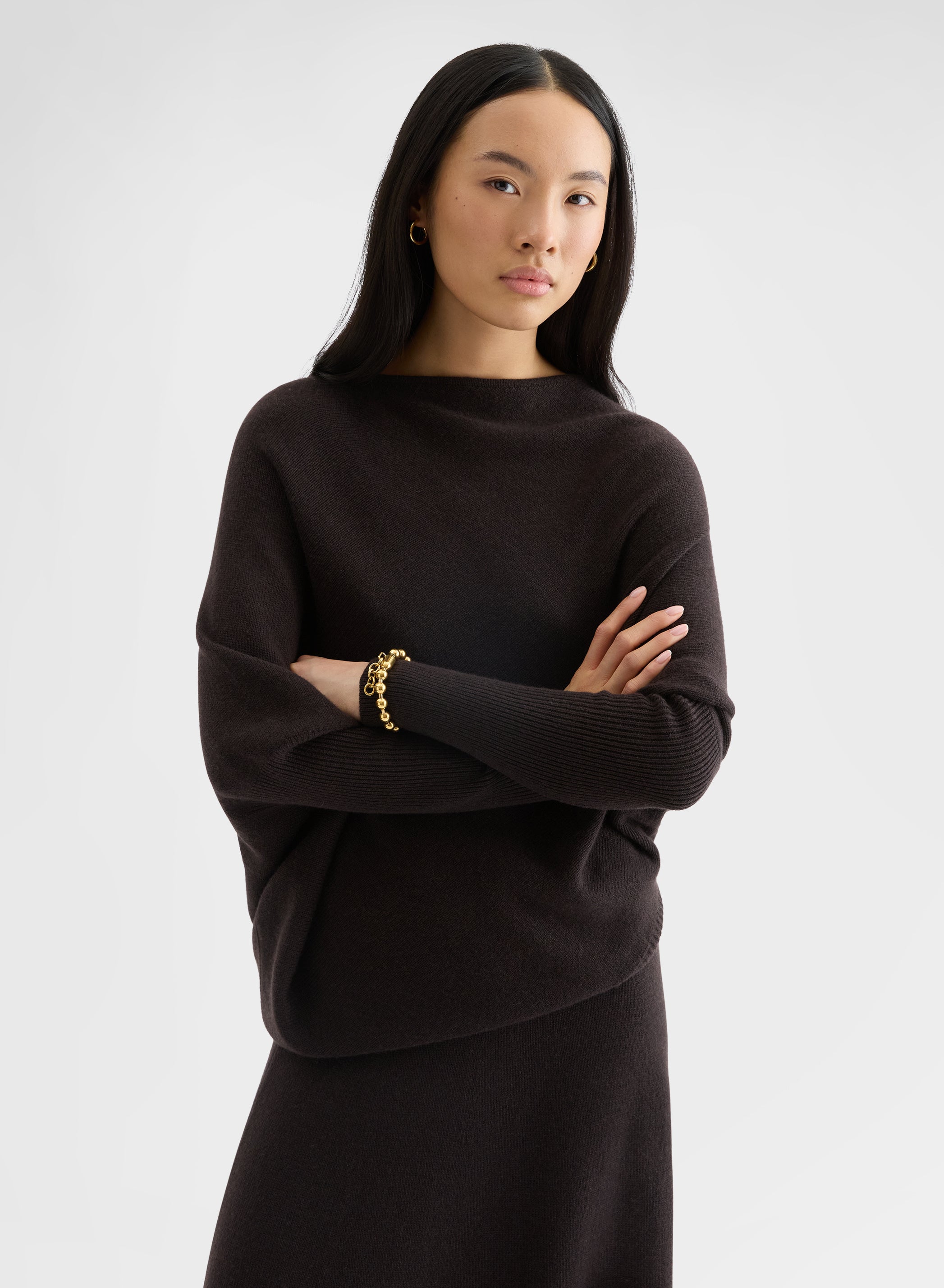 CASHMERE PLAIN KNIT ASYMMETRIC BOAT NECK TOP EBONY