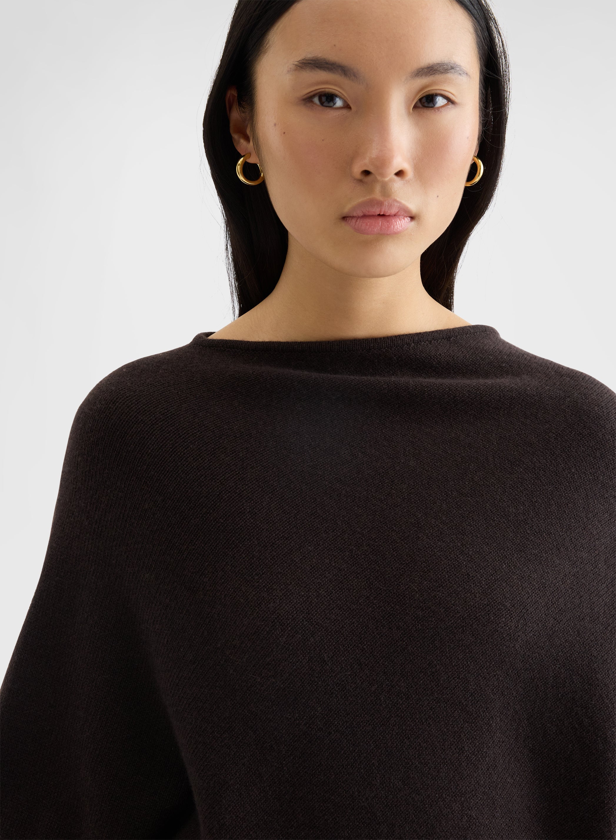 CASHMERE PLAIN KNIT ASYMMETRIC BOAT NECK TOP EBONY
