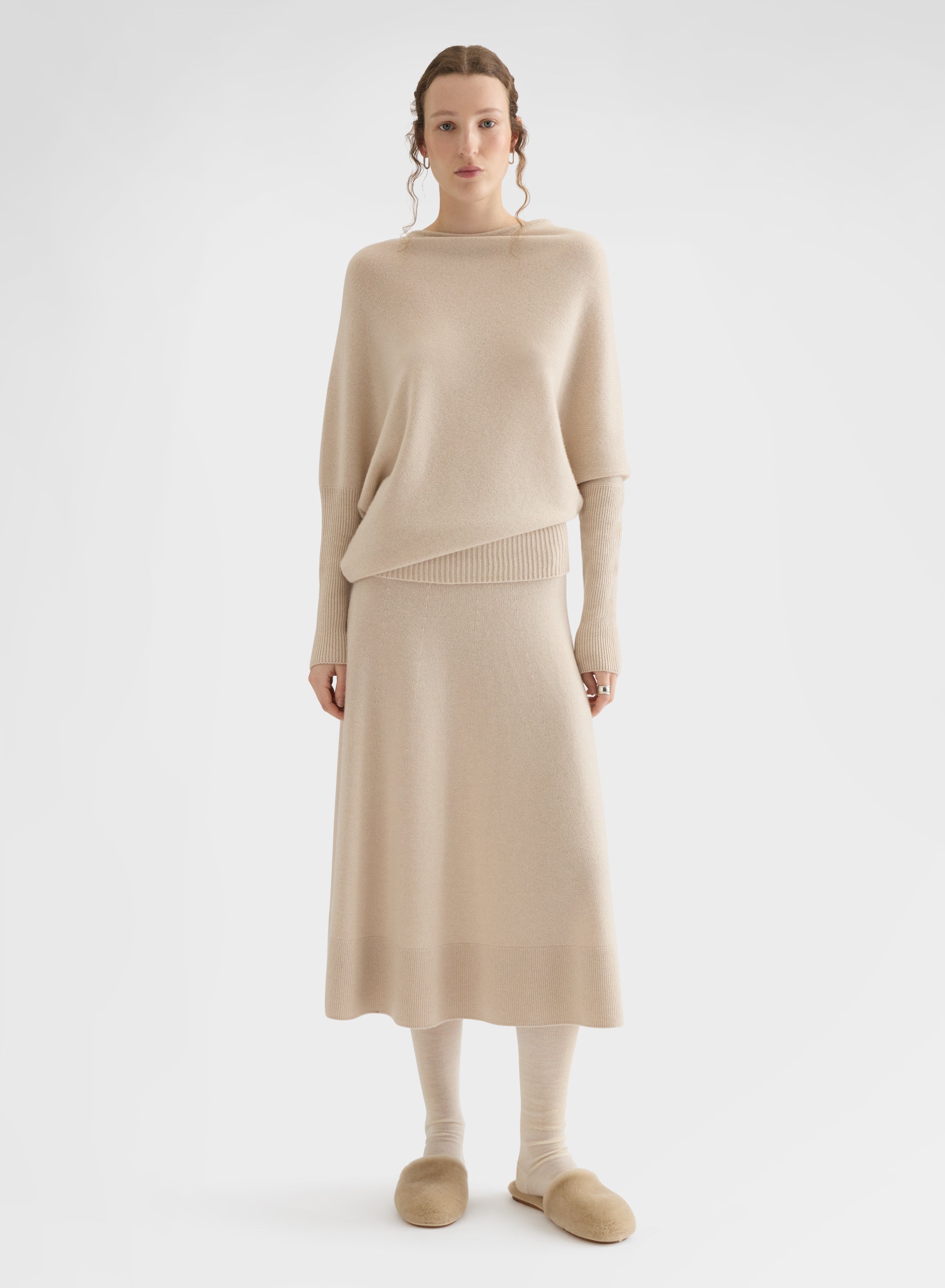 CASHMERE PLAIN KNIT ASYMMETRIC BOAT NECK TOP GREIGE