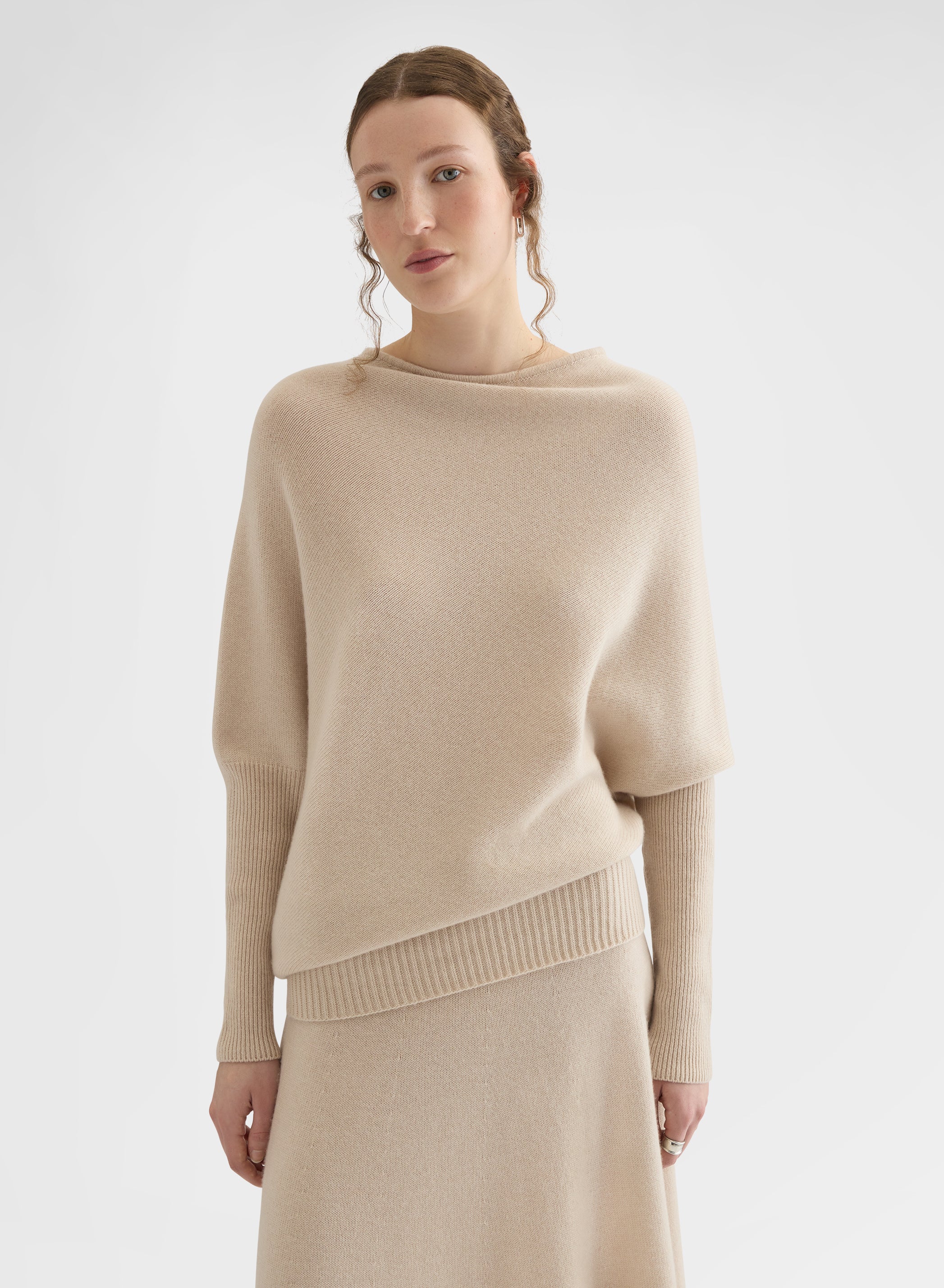 CASHMERE PLAIN KNIT ASYMMETRIC BOAT NECK TOP GREIGE