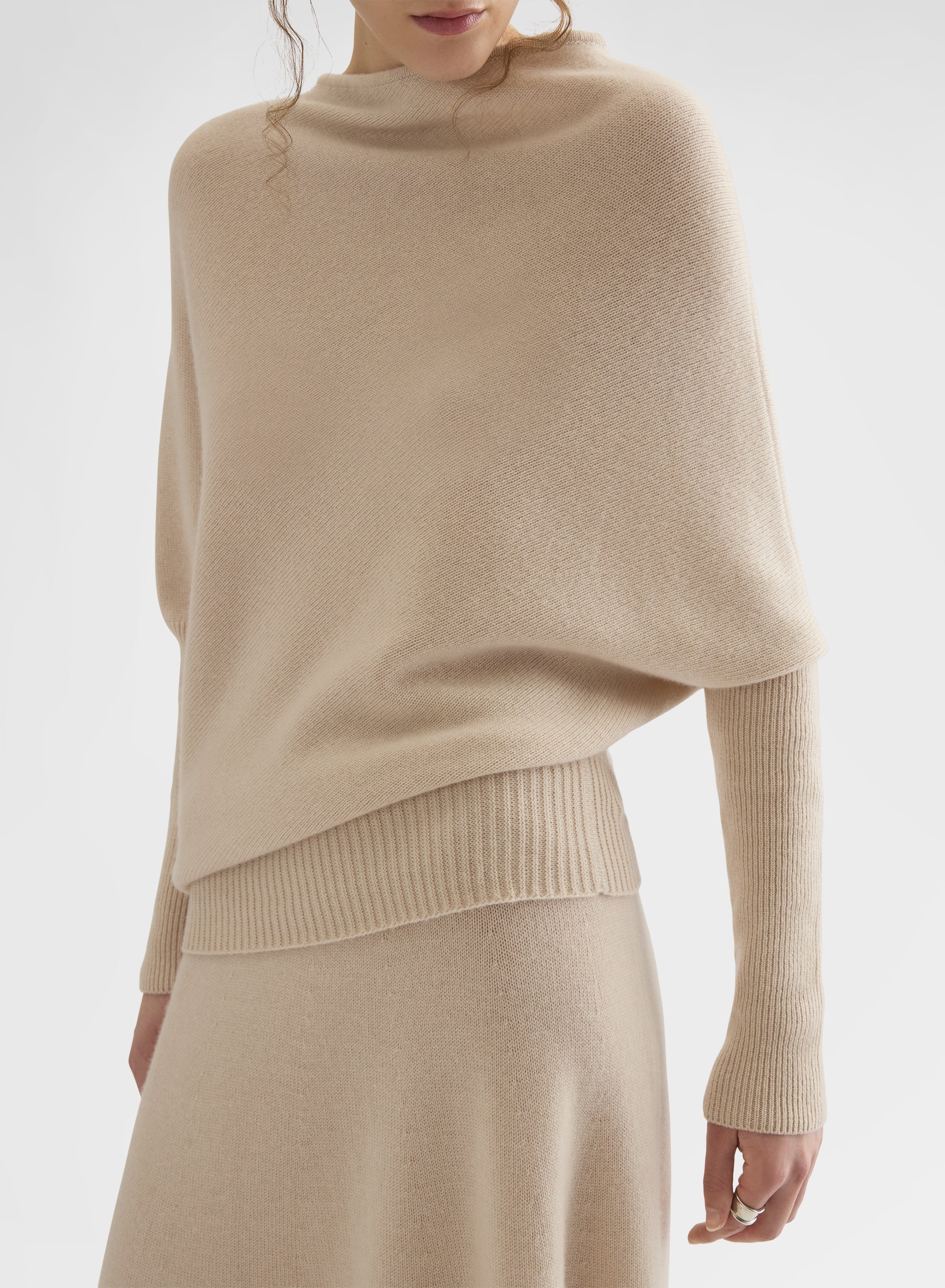 CASHMERE PLAIN KNIT ASYMMETRIC BOAT NECK TOP GREIGE